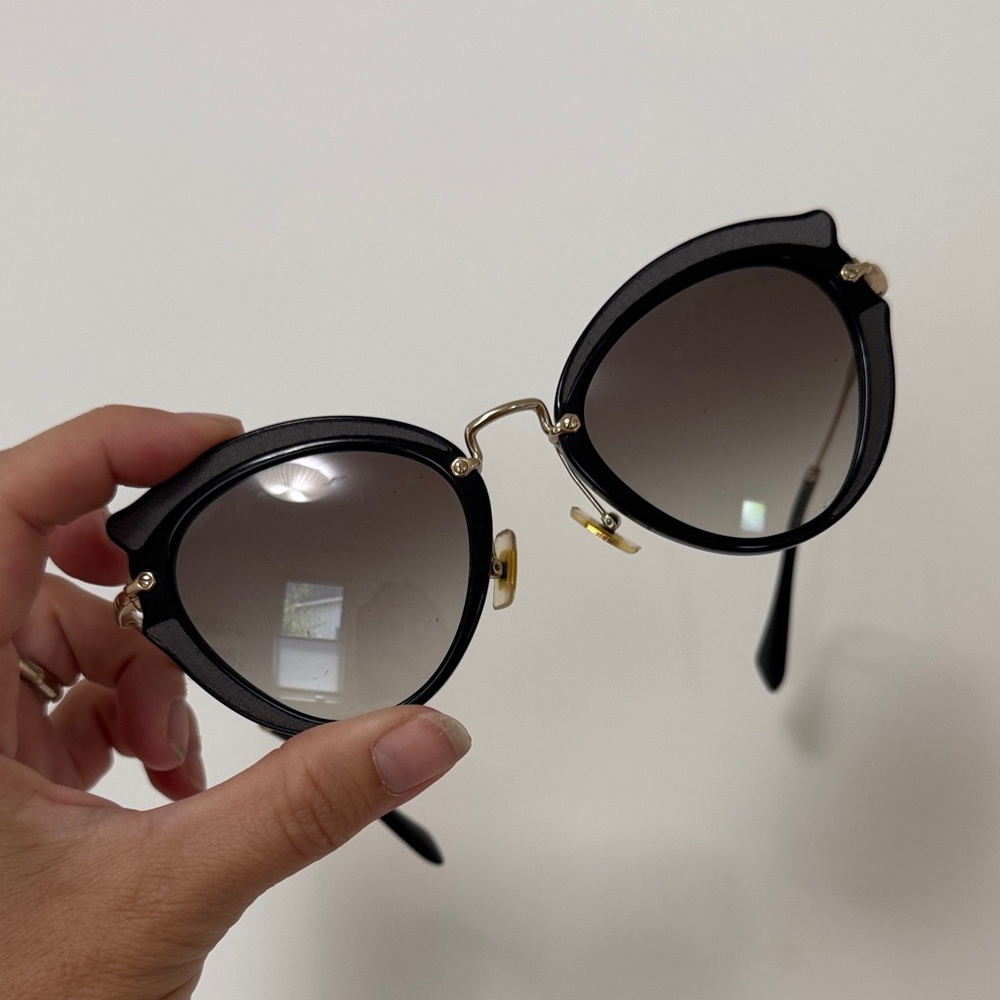Chic Black Cat-Eye Sunglasses miu miu